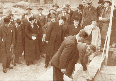 99387 Afbeelding van het leggen van de eerste steen van de nieuwbouw van het laboratorium voor Fysiologische Chemie van ...